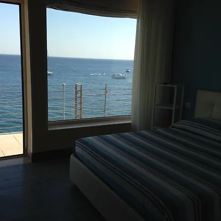 לינה וארוחת בוקר Palace Blu Mare 3*