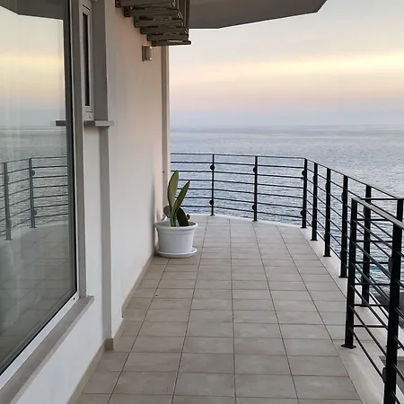 לינה וארוחת בוקר Palace Blu Mare 3*