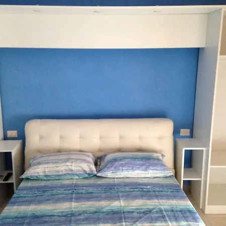 לינה וארוחת בוקר Palace Blu Mare 3*