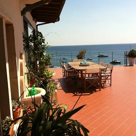 לינה וארוחת בוקר Palace Blu Mare 3*